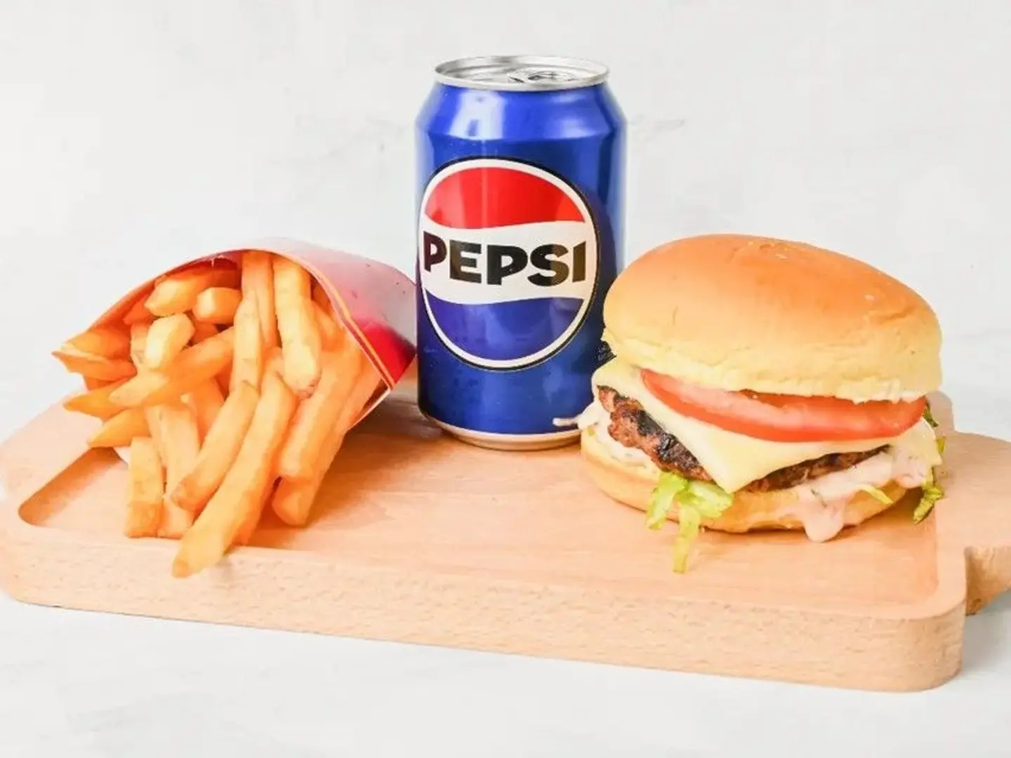 وجبة برجرو بطاطس و بيبسي