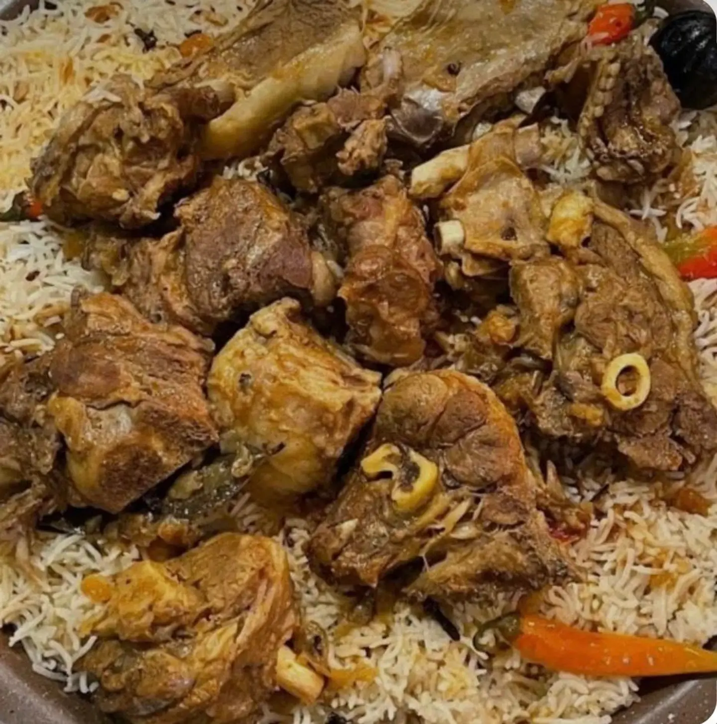 نفر مرق لحم حري. مع الأرز